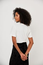 CAMISETA LIL MALHA COM SILK E BORDADO