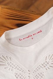 CAMISETA KATIE MALHA CERAMIC COM BORDADO