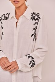 CAMISA SARDENHA OFF WHITE COM BORDADO