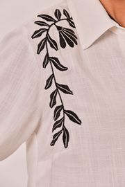 CAMISA SARDENHA OFF WHITE COM BORDADO