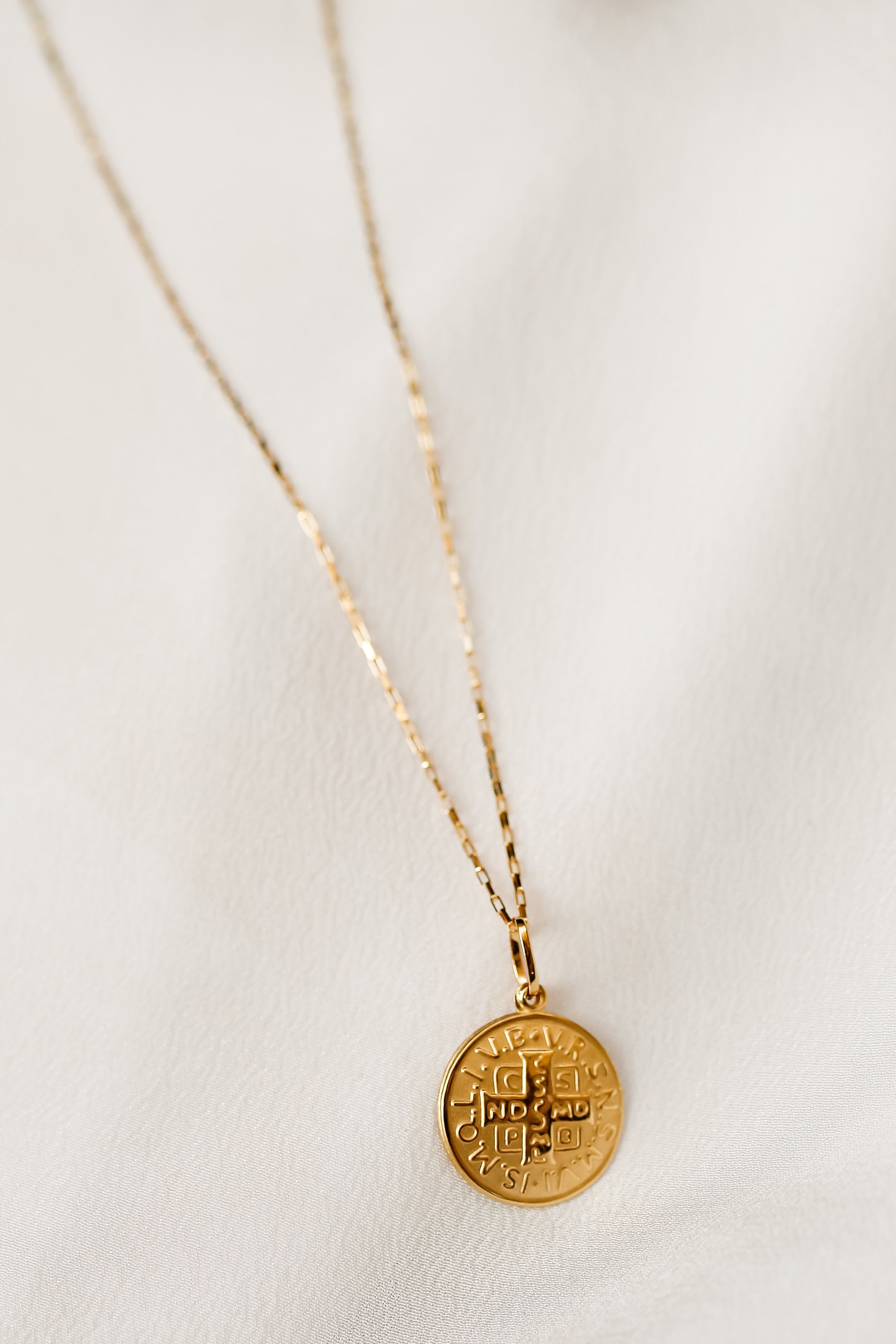 Pingente Medalha de São Bento em Ouro 18K - The Zion