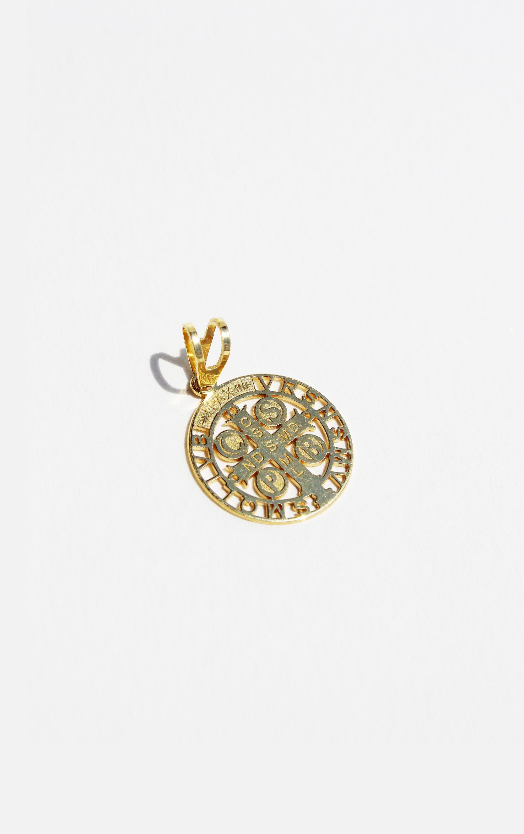 Pingente Medalha Vazada São Bento em Ouro 18K - The Zion