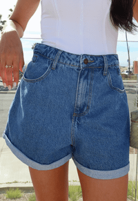 Foto do produto Short Mom Elástico Barra Dobrada Médio Nebulizado