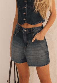 Foto do produto Short Mom Barra a Fio Dirty Wash Escuro