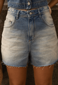 Foto do produto Short Mom Barra a Fio Dirty Wash Médio