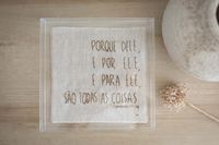 Quadro Romanos Unquê – Versículo Bordado sobre Linho 25x25 Acrílico 