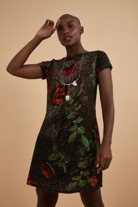 Vestido Modelo Decote Redondo Rosas Galáxia