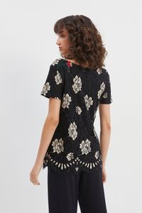 Blusa renda com bordado linha
