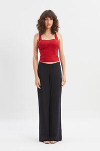 Regata cropped com recorte vermelho