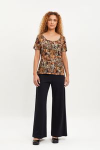 Blusa básica malha estampada onça