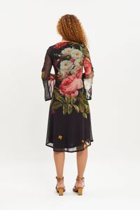 Vestido tule manga 3.4 morcego c/recorte buquet floral preto