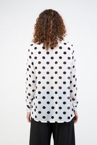 Camisa Fenda Lateral Branca com Bolas Preta