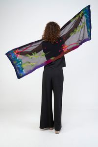 Echarpe tule com feltro bordado preto
