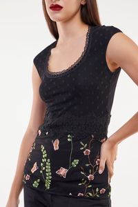 Blusa preta com tule bordado detalhe renda