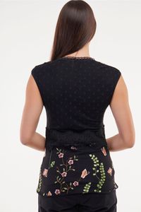 Blusa preta com tule bordado detalhe renda