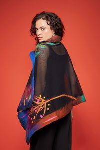 Echarpe tule com feltro bordado preto