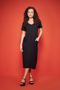Vestido midi malha preto com bolso lateral
