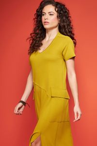 Vestido midi de malha amarelo com bolso lateral