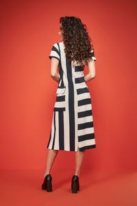 Vestido curto malha listrado com bolso lateral