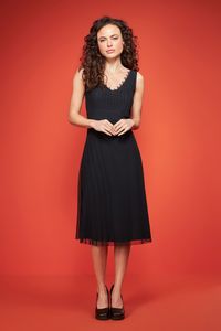 Vestido curto de renda preto com decote v