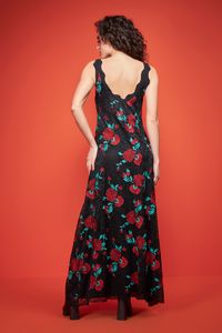 Vestido longo de renda preto com bordados rosa