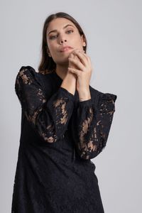 Vestido de Renda Preto Bico de Noiva Decote