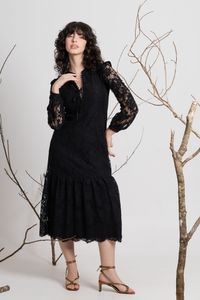 Vestido de Renda Preto Bico de Noiva Decote