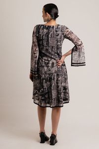 Vestido Curto de Tule Figuras Medievais