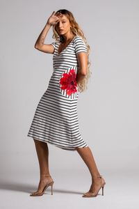 Vestido Midi de malha listrado com bordado rosa