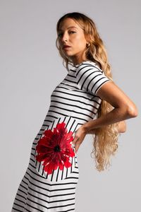 Vestido Midi de malha listrado com bordado rosa