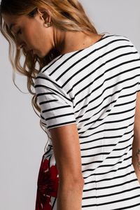 Vestido Midi de malha listrado com bordado rosa