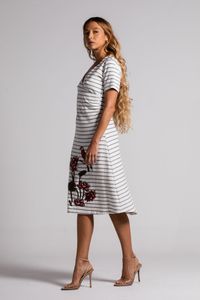 Vestido Curto de Malha Listrado com Bordado Rosas