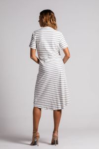 Vestido Curto de Malha Listrado com Bordado Rosas