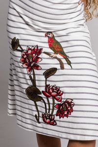 Vestido Curto de Malha Listrado com Bordado Rosas