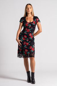 Vestido curto de renda com bordados rosas