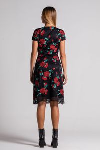 Vestido curto de renda com bordados rosas