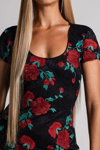 Vestido curto de renda com bordados rosas
