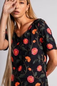 Vestido curto tule bordados flores laranja