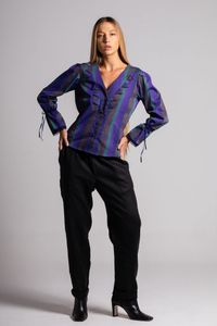 Camisa detalhe triângulo gola