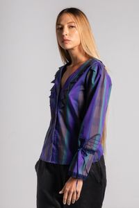 Camisa detalhe triângulo gola