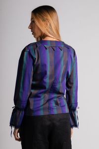 Camisa detalhe triângulo gola