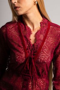 Blusa de renda vinho com passa fita