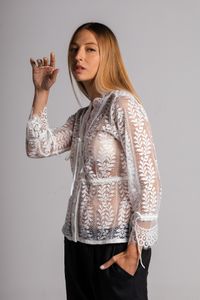 Blusa de renda off white com passa fita