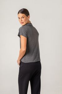 Blusa de Malha Cinza Gola Role