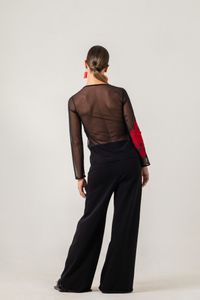 Blusa de Tule preta com aplicação vermelha