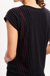 Blusa Preta Risca de Giz com Manga Japonesa