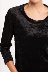 Blusa Preta em Veludo com Presponto Vermelho