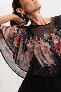 Poncho em Tule Estampado Três Graças