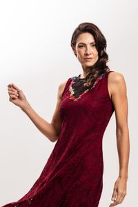 Vestido em Renda Bordô com Decote em Tule Bordado