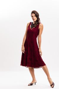 Vestido em Renda Bordô com Decote em Tule Bordado